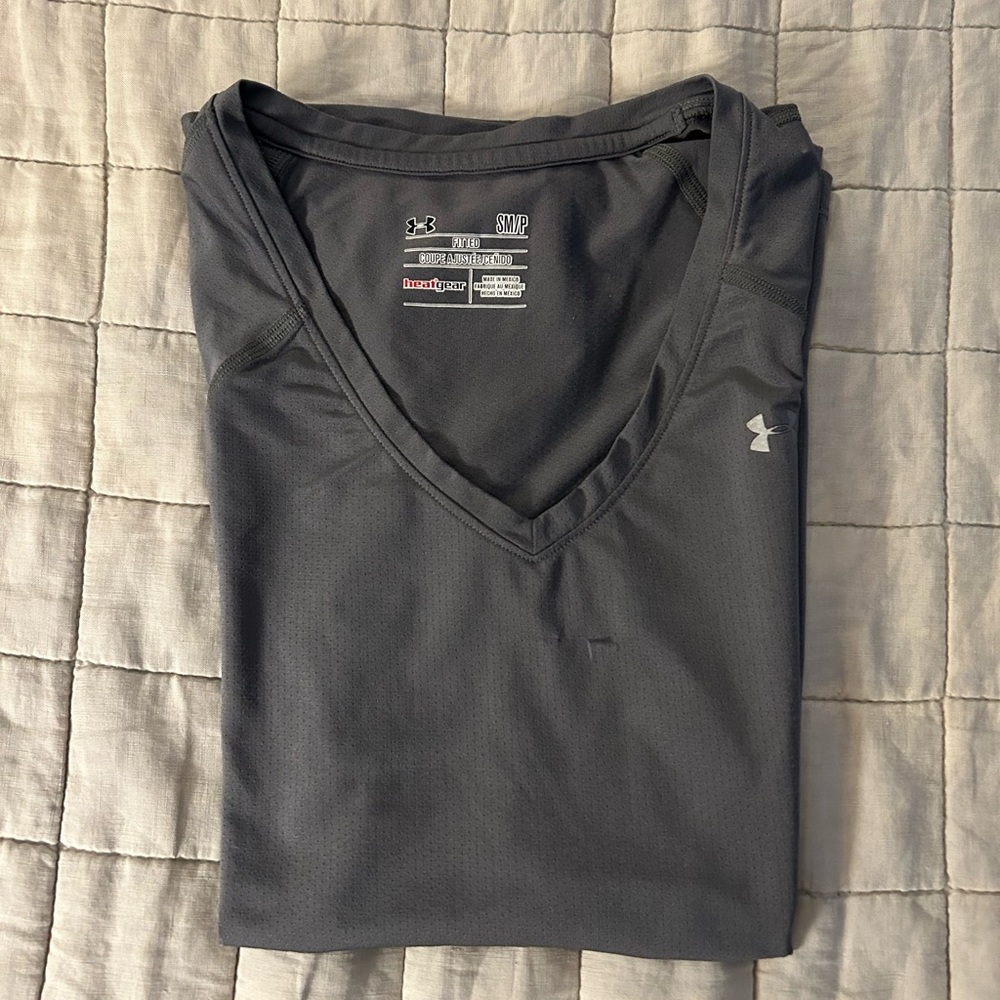 Under Armour women’s fitted heat gear t-shirt, size small